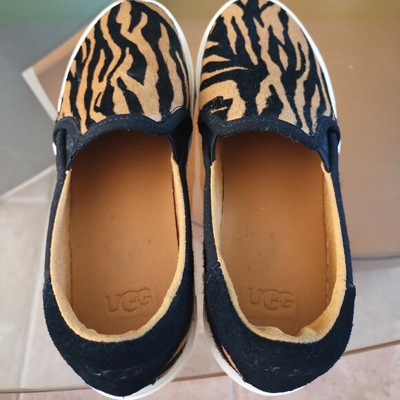 NWOB UGG slip-on shoes - Picture 5 of 8
